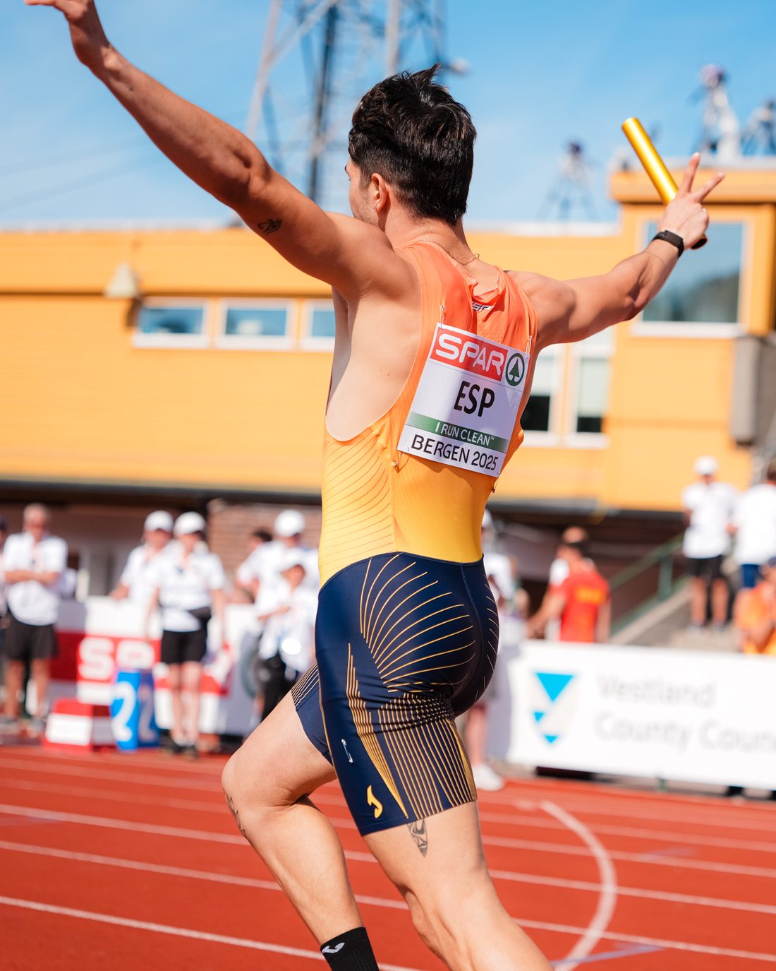 Markel Fernández Soto celebrando en meta tras una carrera de relevos internacional