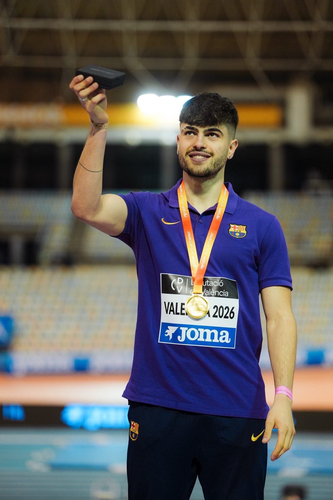 Markel Fernández Soto con la medalla de oro de campeón de España de 400 metros en pista cubierta