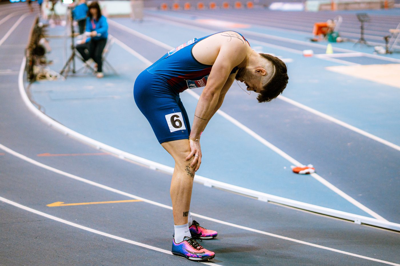 Markel Fernández Soto recuperándose tras el esfuerzo de una carrera de 400 metros, símbolo de superación