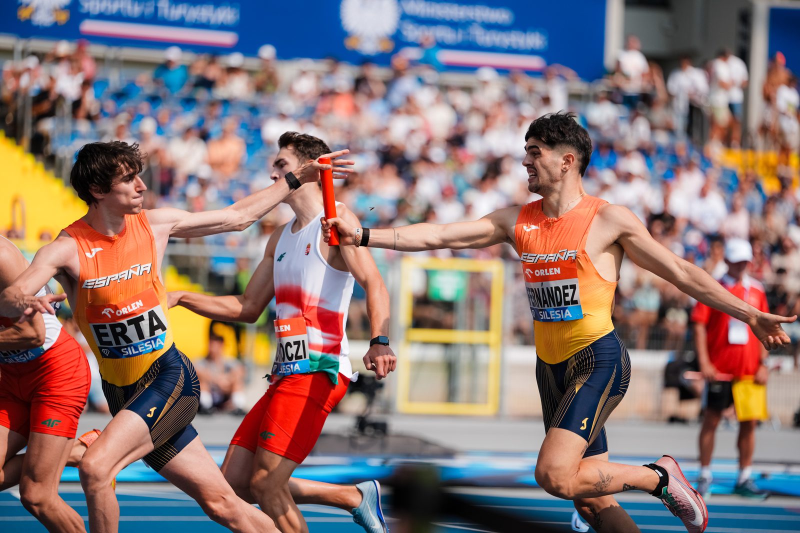 Markel Fernández Soto en un relevo 4x400 con la selección española recibiendo el testigo